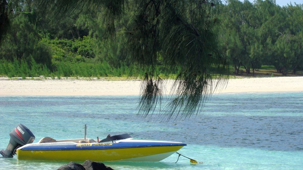 Ile aux Cerfs guide with Seewan Tours in Mauritius